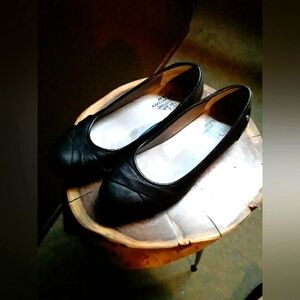 Like new 9.5 W black Life Stride velocity  memory foam flats